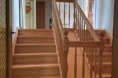 20-Treppe-in-der-Whg-OG-ins-Haupthaus