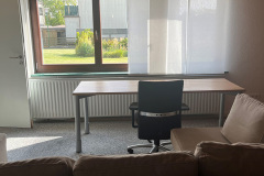 22Grosses_Zimmer_Souterrain_Fenster