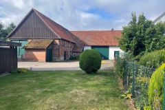 1-Hof-und-seitlicher-Garten