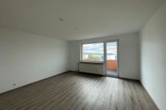 1-Wohnzimmer-mit-Balkon