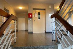 14-Treppenhaus-mit-Aufzug